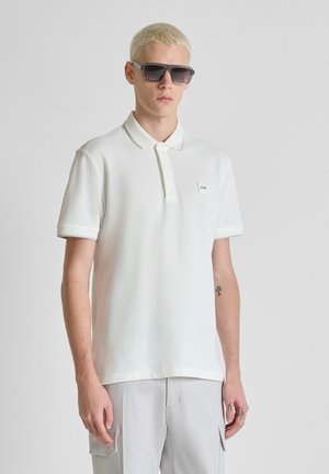 REGULAR FIT WITH STRIPED ON COLLAR AND ON CUFFS AND LOGO PATCH ON SIDE - Polo - white
