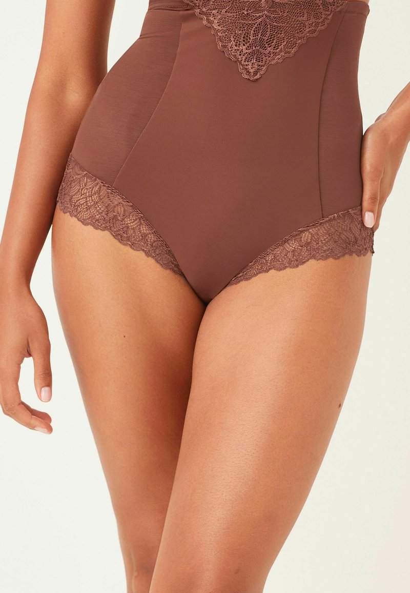 Bruine bodysuit met een gestructureerde kantafwerking bij de heupen en de halslijn, met een gladde, rekbare stof en een fitted ontwerp.