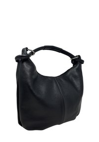 Černá kožená kabelka přes rameno s měkkou strukturou, širokým uchem připevněným stříbrnými kroužky a decentním švem uprostřed.