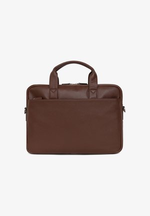 Borsa per laptop in pelle marrone con due manici superiori, chiusura con zip e una tasca esterna piatta. Texture liscia, hardware minimale, forma rettangolare.