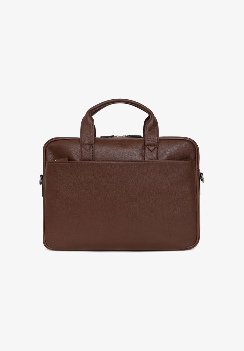 Bruine leren laptoptas met twee bovenhandvatten, ritssluiting en een vlakke buitenzak. Gladde textuur, minimaal beslag, rechthoekige vorm.