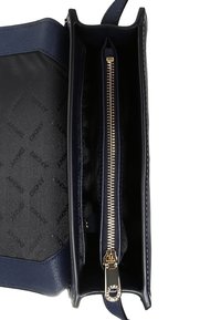 Borsa in pelle blu navy con una texture liscia, dotata di un compartimento centrale con zip e dettagli in metallo dorato, design aperto che mostra la fodera interna.