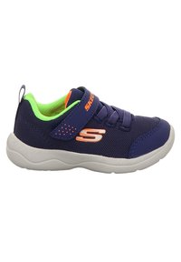 Zapato deportivo de malla de color azul marino con suela blanca, forro verde neón, acentos naranjas y una correa de Velcro para facilitar el uso.