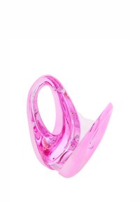 Transparent rosa napp med kurvig design, som har en slät yta och en solid vit sugdel, dekorerad med små guldiga detaljer.