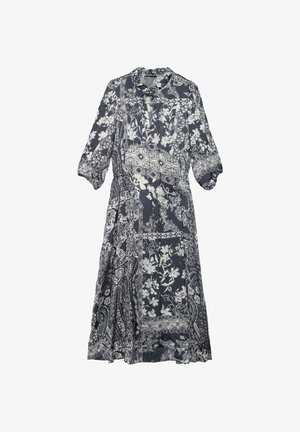 Lange marineblauwe jurk met ingewikkelde witte bloem- en paisleypatronen, voorzien van een kraag-halslijn en driekwart mouwen.