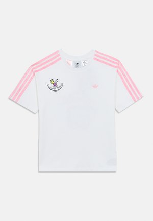 T-shirt blanc en coton avec des accents d'épaule rayés roses. Présente un graphique de chat cartoon sur la poitrine et un logo Adidas à l'avant.