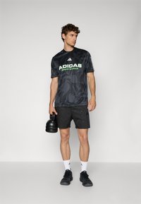 adidas Sportswear T-shirt print - multicolor/carbon/black