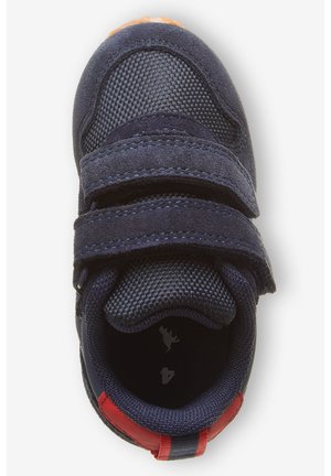Dziecięcy granatowy sneaker z siateczkową i zamszową cholewką, dwoma paskami na rzep oraz czerwoną pętlą na pięcie z tkaniny.