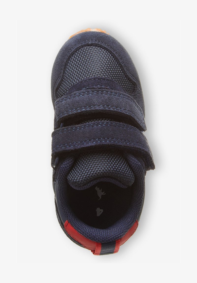 Basket enfant bleu marine avec dessus en mesh et suède, deux bandes velcro et languette de talon rouge avec boucle en tissu.