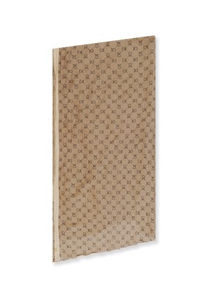 Quaderno con copertina beige caratterizzata da un motivo circolare ripetitivo in marrone. Il design include texture sottili e una finitura liscia.
