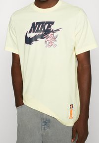 Nike Sportswear Triko s potiskem - off-white