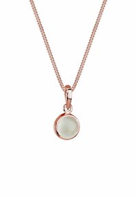 Náhrdelník zo žltého zlata so strieborným nádychom s kruhovým príveskom a hladkým bielym kameňom, zavesený na jemnom reťazci s textúrovaným povrchom.