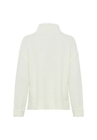 Weißer, strukturierter Pullover mit hohem Kragen, überschnittenen Schultern und gerippten Bündchen. Der Rücken ist glatt und ohne Muster oder Verzierungen.