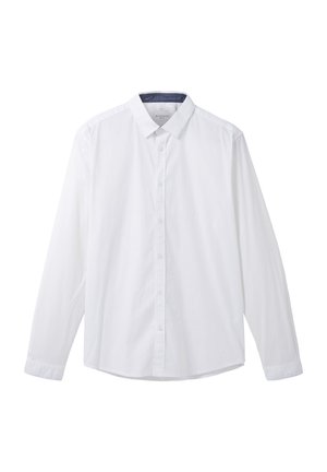 Chemise blanche à manches longues avec un col pointu, fermeture à boutons sur le devant et ourlet droit. Fabriquée en tissu lisse sans motifs.