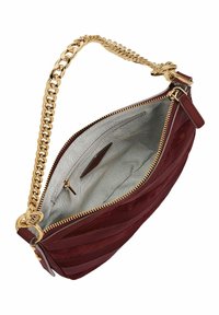 Sac à main en cuir bordeaux avec un motif texturé, chaîne dorée et fermeture éclair ; l'intérieur présente une doublure gris clair et une poche zippée.