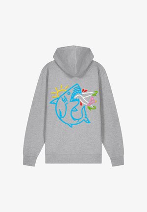 Šedá mikina s kapucí, která má barevně vyšitý motiv žraloka, slunce a květin, s modrými, žlutými, zelenými a růžovými detaily.