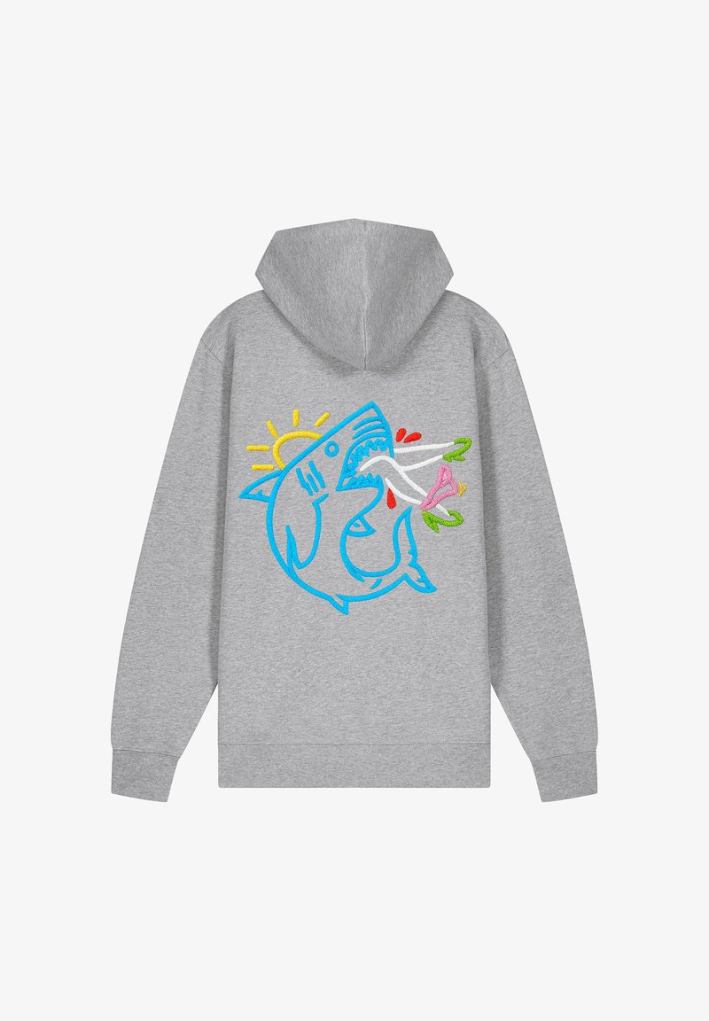 Sudadera gris con un colorido diseño bordado de un tiburón, un sol y flores, con detalles en azul, amarillo, verde y rosa.