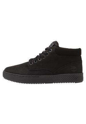 Czarny półwysoki sneaker z przodu na sznurowadła, z teksturowaną podeszwą, wyściełanym kołnierzem i subtelnym logo na pięcie.