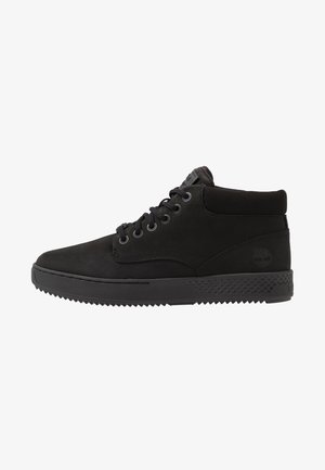 Czarny półwysoki sneaker z przodu na sznurowadła, z teksturowaną podeszwą, wyściełanym kołnierzem i subtelnym logo na pięcie.