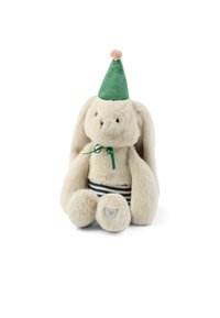 Jucărie plușată în formă de iepuraș cu urechi lungi, blană de culoare crem, purtând o pălărie de sărbătoare din fetru verde, un fundiță verde și pantaloni scurți striped în alb și albastru.