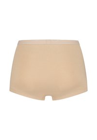 Boxers hipster en coton beige avec une texture lisse, une large bande élastique à la taille et des coutures minimales, dotés d'une taille mi-haute.