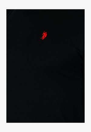 Czarna bawełniana koszulka z krótkim rękawem z małym czerwonym haftowanym logo na lewej piersi. Gładka tekstura i klasyczny krój.