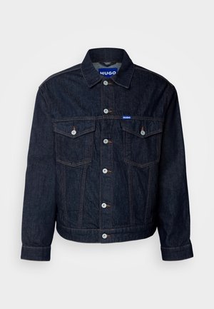 Mørk denimjakke med to brystlommer med knappelapper, sølvknapper og et blåt "HUGO" logo mærke på kraven.