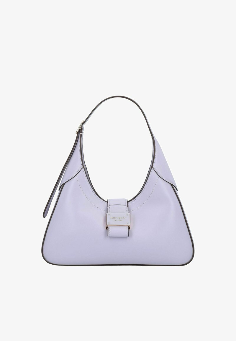 Paarse leren handtas met een brede, gebogen schouderband, rechthoekige gespdetail, contrasterende donkere afwerking en een gladde textuur.