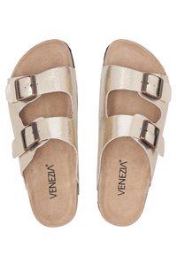 Sandales dorées avec deux boucles réglables, des brides métalliques texturées et une semelle intérieure beige douce. La semelle noire offre une stabilité.