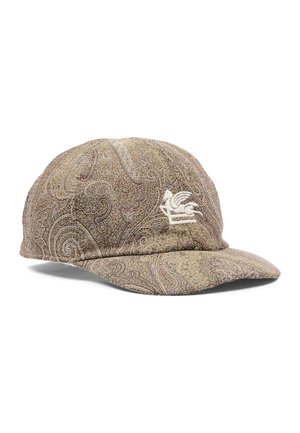 Gorra de béisbol de tela marrón con patrón de cachemira y un logo bordado en blanco de un caballo alado en la parte frontal.