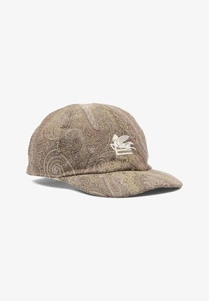 Gorra de béisbol de tela marrón con patrón de cachemira y un logo bordado en blanco de un caballo alado en la parte frontal.