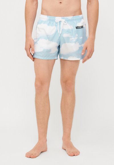 Himmelblaue Badehosen mit Wolkenmuster, elastischem Bund, Kordelzug und schwarzem Moschino-Logo am rechten Bein.