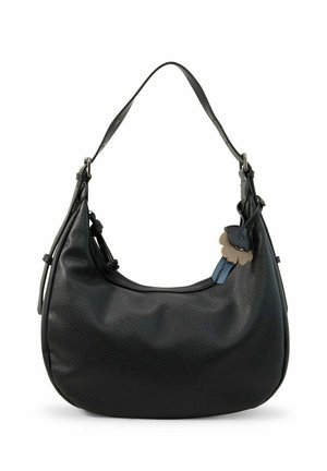 Sac à bandoulière en cuir noir texturé avec une bandoulière unique et une petite étiquette décorative avec une fleur et un détail de ruban.