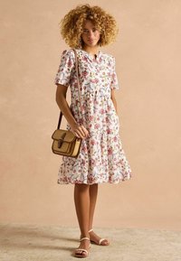 Tom Joule REGULAR FIT - ARIELLA TIERED  - Denné šaty - cream red