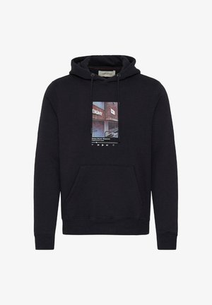 Čierna mikina s kapucňou z bavlnenej zmesi, so prednou kapsou, šnúrkou na kapucni a grafickým potlačou umiestnenou na hrudi.