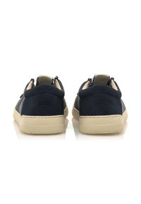 Sneakers blu navy con texture in suede e mesh. Suola in gomma crema, colletto imbottito e logo sul tallone. Design con lacci e cuciture rinforzate.