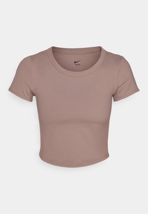 Tricou scurt maro, confecționat dintr-un material neted, cu decolteu rotund și mâneci scurte. Logo-ul Nike imprimat pe interiorul gulerului.
