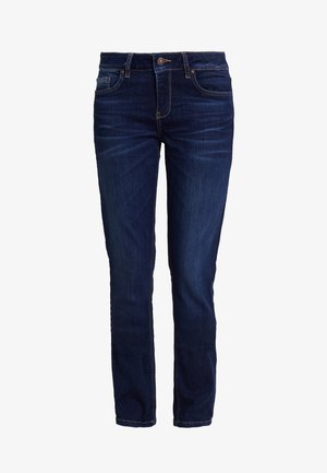 Jeans en denim bleu foncé avec une coupe slim, dotés d'une fermeture éclair, de cinq poches et de détails de coutures visibles, offrant une texture lisse.