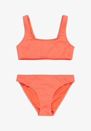 Set bikini color corallo composto da top bralette testurizzato con spalline larghe e coordinate culotte a vita bassa. Entrambi i pezzi sono lisci ed elastici.