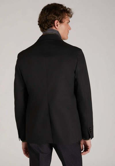 Blazer nero su misura con una vestibilità strutturata, rever a punta e polsini con bottoni. Presenta un tessuto liscio e un design elegante e minimalista.