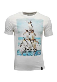Witte T-shirt met korte mouwen waarop een pinguïnafbeelding staat op een blauwe achtergrond. Het materiaal is glad, heeft een ronde halslijn en een logo-detail.