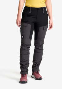 Svarta och mörkgrå cargobyxor med flera fickor, avsmalnande passform och elastiska ärmslut. Tillverkade av ett slitstarkt och flexibelt material.