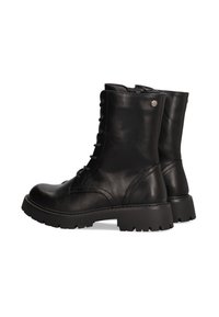 Botas de cuero negro con cordones, puntera redonda, suela resistente y textura suave. Presenta un acento de logo metálico en el lateral.