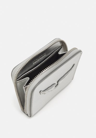 Portefeuille en cuir texturé argenté avec une fermeture éclair, comportant deux compartiments et un intérieur noir lisse, mettant en avant un design minimaliste.