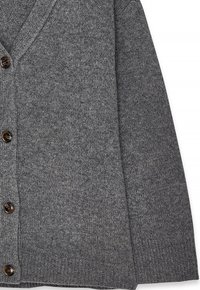 Harmaa neulecardigan, jossa on V-kaula-aukko, ruskeat napit ja tekstuurinen kangas. Hihat ovat hieman väljät. Yksinkertainen muotoilu ilman kuvioita.