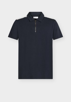 Marineblaues Poloshirt mit kurzen Ärmeln, strukturierter Stoff, Reißverschluss am Kragen und kontrastierenden weißen Akzenten auf den Schultern.
