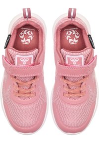 Rosa atletiska skor med ett andningsbart nätövre, platta snören och en rem med kardborreband. Vit gummisula med strukturerade detaljer.