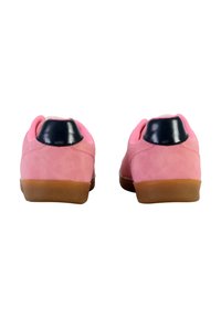 Sneakers in suede rosa con un accento in pelle nera sul tallone e suola in gomma. Forma arrotondata con collarino imbottito per il comfort.
