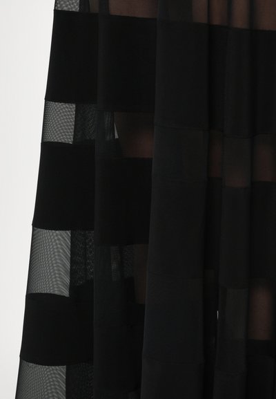 Rochie neagră cu un design transparent, cu dungi, având panouri alternante solide și din plasă, creând o textură stratificată și o adâncime vizuală.