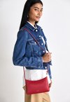CROSSBODY - Torba preko tijela - scarlet sage